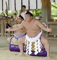 Grand champ Hakuho performs ring-entering rite at Shinto shrine