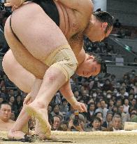 Hakuho tied for lead