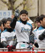 Baseball: Sapporo celebrates Fighters with victory parade