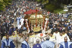 800 march through Nikko street
