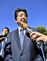 Japan PM Abe visits father's grave