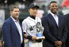 Baseball: Ichiro honored in Seattle
