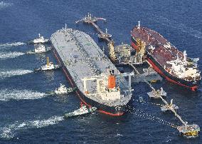 Damaged oil tanker arrives in Tokyo Bay