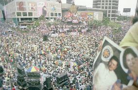 Supporters of ousted
Philippine president Joseph Estrada