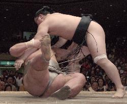 Asashoryu one win away from securing title at summer sumo