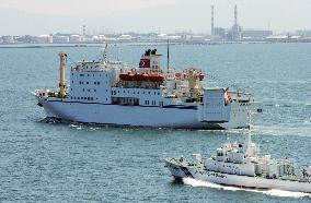 (1)N. Korean ferry Mangyongbong-92 arrives in Niigata