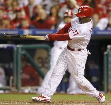 Phillies beat Giants, tie series at 1-1