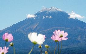 Fujiyoshida belatedly reports season's first snowfall on Mt. Fuj