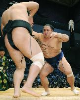 Chiyotaikai grabs sole lead at Kyushu sumo