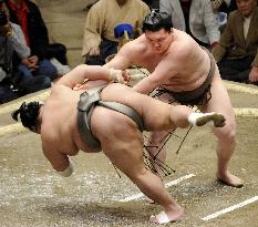 Mongolian yokozuna Hakuho beats No. 1 maegashira Toyonoshima