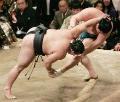 Tochiazuma marks flawless 8th win at New Year sumo