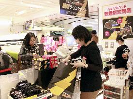 Temporary shop for Valentine's Day chocolate gifts popular in Tokyo