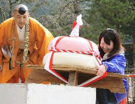 Giant rice cake-lifting contest at Kyoto temple for good health