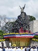 Aquino lays flowers at monument on 29th anniv. of 1986 revolution