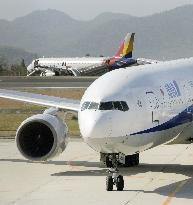 Hiroshima Airport reopens after failed Asiana jet landing