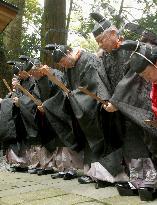 Descendants of Tokugawa shogunate founder bow before ancestor's tomb