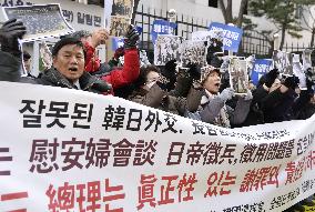 Japan, S. Korea reach deal to resolve "comfort women" row