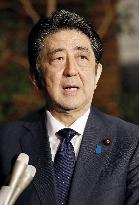 PM Abe meets with reporters over "comfort women" agreement