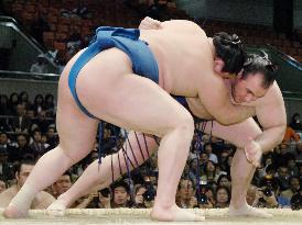 Hakuho beats Roho for 3-0 mark at spring sumo