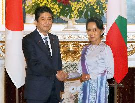 Abe offers Suu Kyi "full support" for Myanmar's new gov't