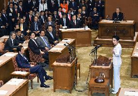 Abe, Renho face off in 1st debate since Democratic Party shakeup