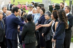 Abe visits cemetery for Japanese who died in Hawaii