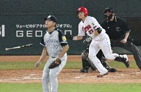 Baseball: Aizawa's walk-off hit cuts Carp's magic number to 10