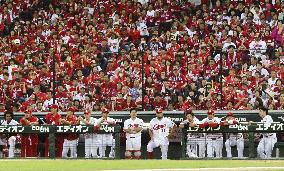 Swallows delay Carp's pennant-clinching party