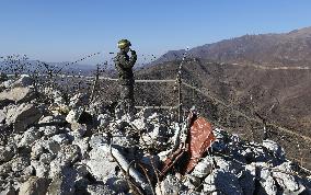 2 Koreas verify removal of border guard posts