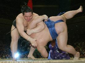 Asashoryu marks 12-2 at summer sumo