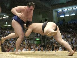 Asashoryu shows Roho the exit for 2nd win at Nagoya sumo