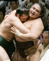 Miyabiyama loses to Kotooshu at autumn sumo