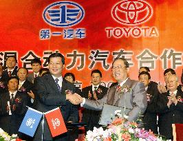 Toyota to make Prius hybrid cars in China in 2005