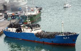 (1)N. Korean freighter leaves Maizuru port