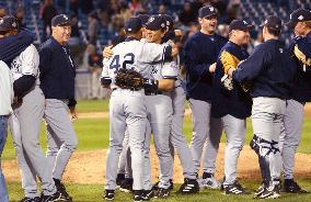 (1)N.Y. Yankees clinch division title in AL