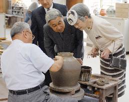 Emperor, empress visit Karatsu pottery master