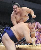 Miyabiyama downs Tokitenkyu at Kyushu sumo