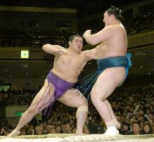 Hakuho loses bout to Tochinohana at New Year sumo