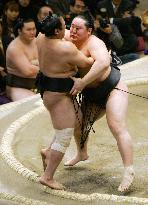 Hakuho, Asashoryu still even on 12th day of New Year sumo