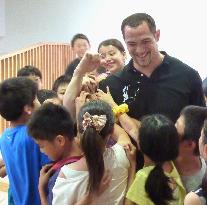 Olympic champ Murofushi at elementary school