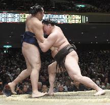 Hakuho finishes perfect at New Year sumo tournament