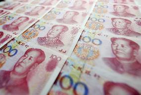 China sharply devalues yuan for second day
