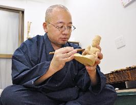 Sculptor Miura carves Buddhist sculpture in Kyoto