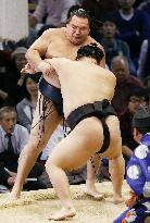 Kakuryu suffers 4th loss at Kyushu sumo tournament