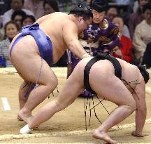 Kaio beats Kyokutenho at spring sumo