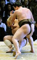 Hakuho stays 1 win clear of Baruto in Osaka