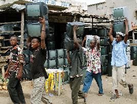 Africa's 'Akiba' featuring secondhand goods draws shoppers