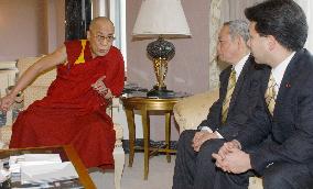 (1)Dalai Lama meets DPJ members at Narita airport