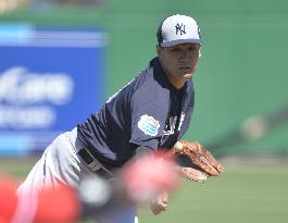 Tanaka throws in spring training game