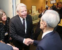 German President Gauck visits Nagasaki, meets A-bomb survivors
